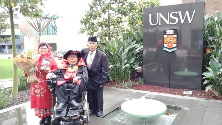 Tak Ada yang Mustahil, Difabel Asal Indonesia Antoni Tsaputra Raih Doktor di Australia Tak Ada yang Mustahil, Difabel Asal Indonesia Antoni Tsaputra Raih Doktor di Australia