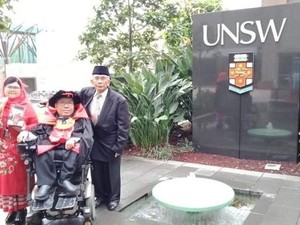 Tak Ada yang Mustahil, Difabel Asal Indonesia Antoni Tsaputra Raih Doktor di Australia