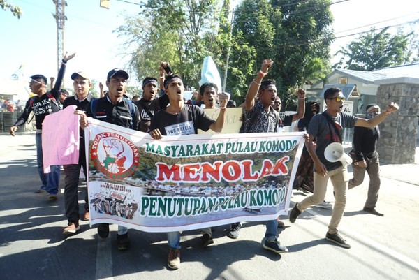 Warga Desa Komodo sudah berjuang berbagai cara untuk menolak wacana penutupan Pulau Komodo dan pemindahan desanya. Di pertengahan bulan Juli 2019 kemarin, mereka menggelar aksi damai di Labuan Bajo terkait hal tersebut (dok Istimewa) Warga Desa Komodo sudah berjuang berbagai cara untuk menolak wacana penutupan Pulau Komodo dan pemindahan desanya. Di pertengahan bulan Juli 2019 kemarin, mereka menggelar aksi damai di Labuan Bajo terkait hal tersebut (dok Istimewa)