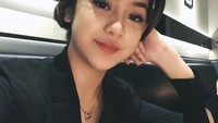 Ada yang mau nemenin Anya makan? Saat makan steak, ia malah curhat di pada followersnya. Tmnin makan dong ☹️, ujarnya. Foto: Instagram anyageraldine