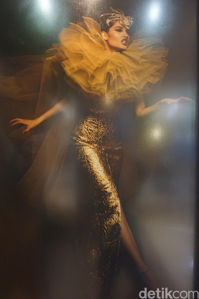 Cinta Laura menunjukkan jiwa liarnya dengan penampilan seperti singa. Tubuhnya dibungkus gaun keemasan dari Didi Budiardjo. Tidak ketinggalan, headpiece karya Rinaldy A. Yunardi. Adapun semua aksesori untuk pemotretan tersebut dibuat oleh pria bernama panggil Yungyung itu.  Foto: Daniel Ngantung/Wolipop