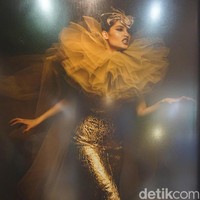 Cinta Laura menunjukkan jiwa liarnya dengan penampilan seperti singa. Tubuhnya dibungkus gaun keemasan dari Didi Budiardjo. Tidak ketinggalan, headpiece karya Rinaldy A. Yunardi. Adapun semua aksesori untuk pemotretan tersebut dibuat oleh pria bernama panggil Yungyung itu.  Foto: Daniel Ngantung/Wolipop