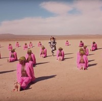 Beyonce juga memakai busana bermotif zebra dari Tongoro Studio, label asal Senegal, Afrika.