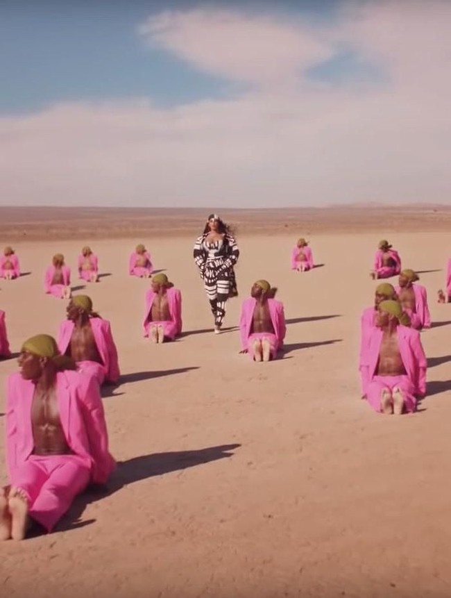 Beyonce juga memakai busana bermotif zebra dari Tongoro Studio, label asal Senegal, Afrika.