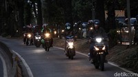 Arus lalu lintas saat jam sibuk memang sangat padat, namun bukan berarti pemotor bebas melakukan pelanggaran.