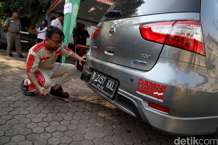 Petugas Sudin Lingkungan Hidup Jakarta Utara melakukan uji emisi kendaraan bermotor. Hal itu dilakukan salah satunya untuk menekan polusi udara di ibu kota.