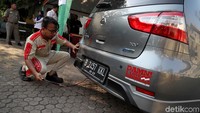 Satu per satu kendaraan melakukan uji emisi di kawasan Kantor Wali Kota Jakarta Utara.