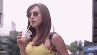 Duh, saking sukanya dengan pose ngopi di Manhattan, Dena sampai mengunggahnya sebanyak dua kali. Tentunya dengan angle foto berbeda. Foto: Instagram denarachman