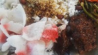 Bu gurih di Waroeng Atjeh ini diberi lauk rendang daging, sedikit oseng tempe dan buncis plus kerupuk. Foto : Instagram @waroeng_atjeh79