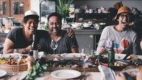 Serunya acara makan siang sambil ngumpul-ngumpul, dengan aneka hidangan daging, sayur, hingga wine. Foto: Instagram @cyclonesia