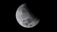 Fenomena gerhana bulan parsial terlihat di langit Lombok, Mataram, NTB, Rabu (17/7/2019). Fenomena bulan parsial ini terjadi karena titik orbit kesejajaran antara matahari, bumi dan bulan agak miring sehingga menampakkan bulan sebagian dengan bayangan umbra. (Foto: ANTARA FOTO/Ahmad Subaidi)