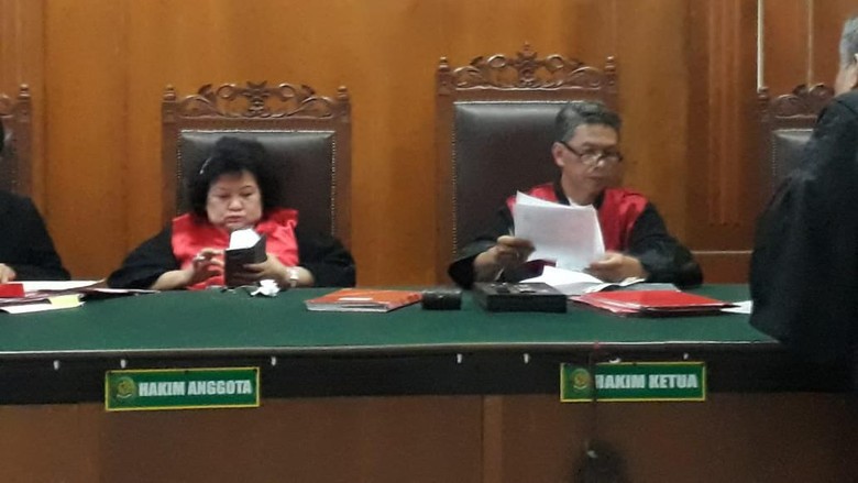 Duh, Hakim di Pengadilan Surabaya Terfoto Main HP Saat Sidang Duh, Hakim di Pengadilan Surabaya Terfoto Main HP Saat Sidang