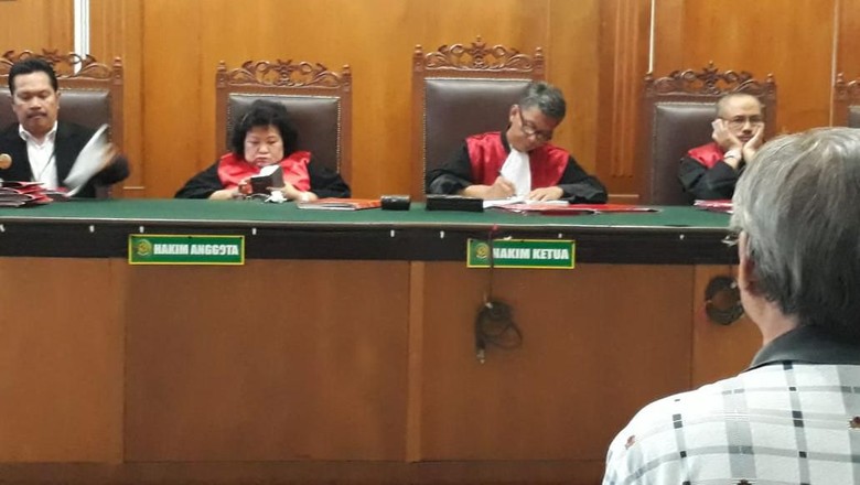 Polisi Tahan Pengacara Tomy Winata yang Pukul Hakim PN Jakpus Polisi Tahan Pengacara Tomy Winata yang Pukul Hakim PN Jakpus
