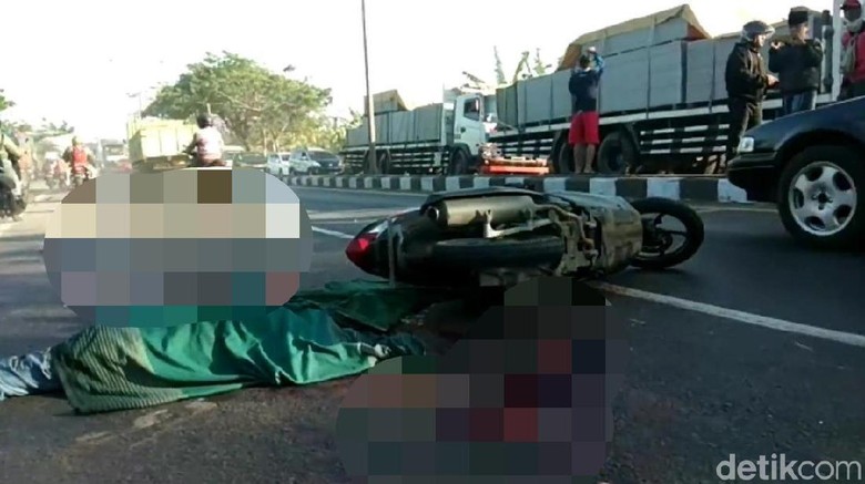 4 Motor Ngebut Saling Salip Lalu Senggolan, 1 Biker Tewas Terlindas Truk 4 Motor Ngebut Saling Salip Lalu Senggolan, 1 Biker Tewas Terlindas Truk