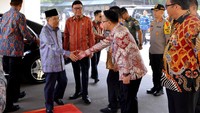 Wakil Presiden RI Jusuf Kalla bersama Menteri Dalam Negeri Tjahjo Kumolo, dan Managing Director PT Napindo Media Ashatama Arya Seta Wiriadipoera membuka perhelatan akbar pameran teknologi industri terbesar dan terlengkap di Indonesia itu. Foto: dok. Kemdagri