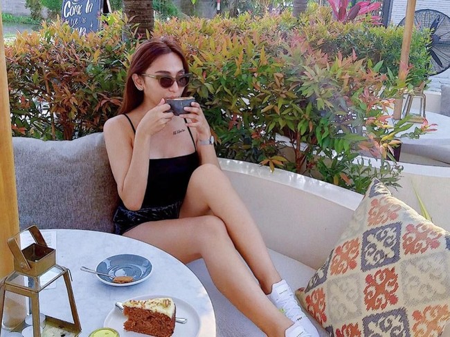 Bubble Tea Paling Tak Sehat dan Pose Kulineran Dena Rachman