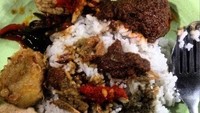 Di kota Langsa NAD, nasi gurih juga tak beda racikannya. Selain rendang dan dendeng juga kerupuk. Foto : Instagram @kalynarosih