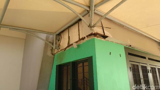 Stadion GBLA Terbengkalai, Toilet hingga Atap Rusak