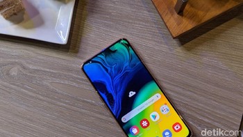 Hadir dengan layar AMOLED 6,7 inch dengan resolusi Full HD+. Foto: Adi Fida Rahman/detikINET