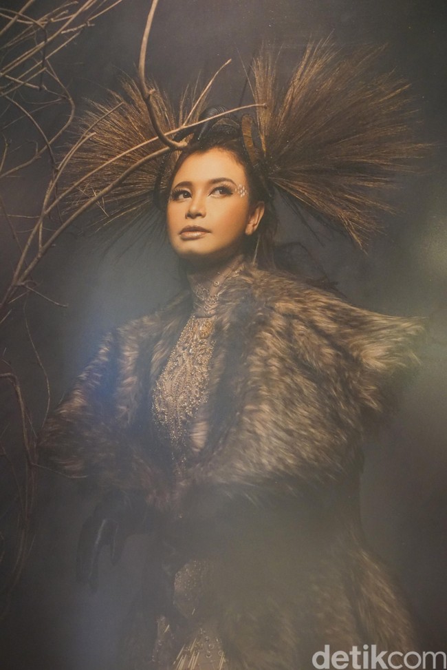 Ada juga Rossa yang menjelma sebagai rusa dengan gaun dari label WU5 oleh Wiki Wu dan Nancy Wu. “Bahasa tubuh rusa yang lembut dan cantik sangat pas dengan karakter Rossa” kata Rio. Foto: Daniel Ngantung/Wolipop