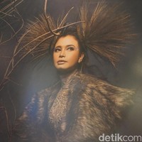 Ada juga Rossa yang menjelma sebagai rusa dengan gaun dari label WU5 oleh Wiki Wu dan Nancy Wu. “Bahasa tubuh rusa yang lembut dan cantik sangat pas dengan karakter Rossa” kata Rio. Foto: Daniel Ngantung/Wolipop
