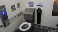 Karena kebiasaan di Australia, tidak ada air untuk membersihkan diri setelah selesai buang air besar. Hanya ada tisu yang hanya mau keluar sedikit saja ketika disentuh sensor di samping kanan (Ahmad Masaul Khoiri/detikcom)