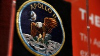 Lencana bergambar burung elang dan bertuliskan Apollo 11 turut dipamerkan di Museum Penerbangan, Seatlle, AS. Apollo 11 merupakan misi berawak pertama yang mendarat di bulan. Lindsey Wasson/Reuters.