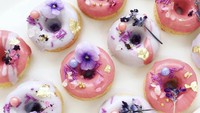 Donat penuh bunga ini bisa jadi pilihan hadiah untuk orang tersayang. Bunga yang dijadikan topping adalah edible flower yang cantik dan bisa dimakan. Foto: istimewa