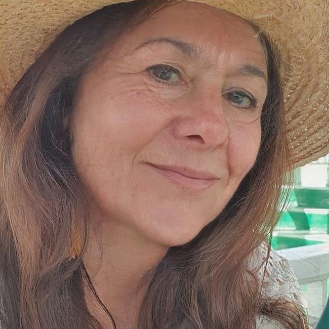 Dengan menggunakan hastag #agechallenge, Wulan Guritno posting dengan caption menua alami. Foto: Instagram @wulanguritno