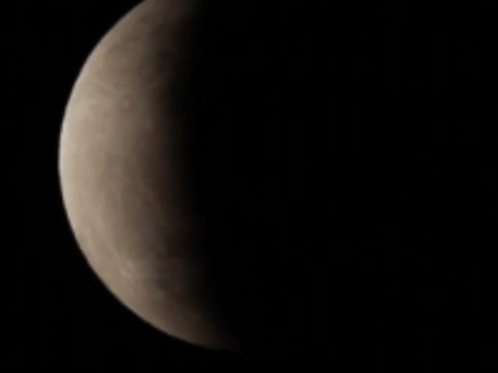 Fase puncak gerhana bulan parsial 17 Juli dari pengamatan Stasiun BMKG di Kemayoran, Jakarta.