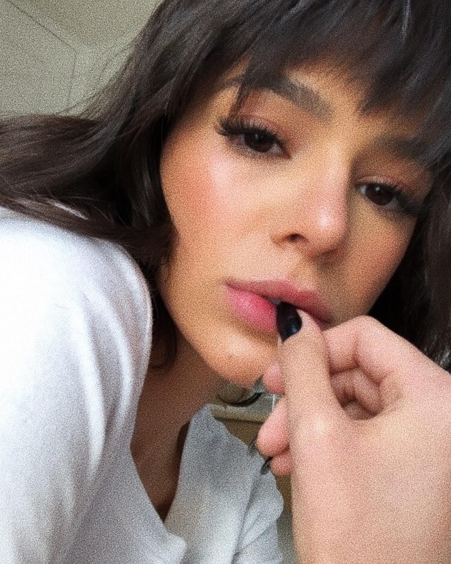 Bruna Marquezine yang menjalin cinta dengan Neymar sejak 2012 hingga terakhir 2018 tampak keluar dari sebuah restoran di Los Angeles, Amerika Serikat bersama Younes. Sosok Younes sendiri selama ini lebih dikenal sebagai mantan pacar berondong Kourtney Kardashian. Younes dan Kourtney menjalin asmara pada 2016 hingga 2018. Foto: Instagram