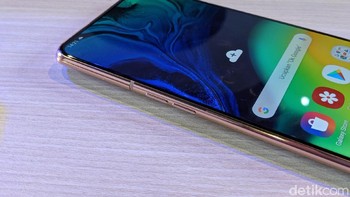 Baterainya 3.700 mAh dengan pengisian cepat 25W. Foto: Adi Fida Rahman/detikINET