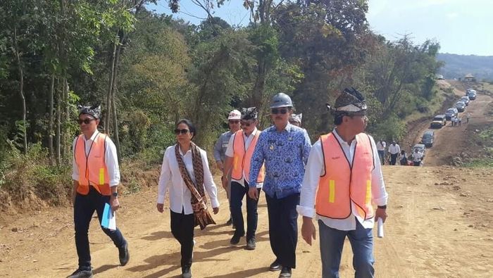 Menteri BUMN Rini Soemarno cek lokasi proyek pabrik kereta INKA/Foto: Ardian Fanani/detikcom Menteri BUMN Rini Soemarno cek lokasi proyek pabrik kereta INKA/Foto: Ardian Fanani/detikcom