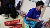 Seorang perajin menyelesaikan pembuatan batik.