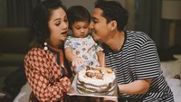 Begini serunya Ippe dan Andien saat merayakan ulang tahun dengan sang putra, lengkap dengan kue bernuansa cokelat yang tak kalah enak. Foto: Instagram @cyclonesia