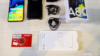 Ragam aksesori yang diberikan dalam paket penjualan. Foto: Adi Fida Rahman/detikINET