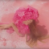 Beyonce juga memakai gaun pink dengan ruffle yang dramatis.  (Foto: YouTube)