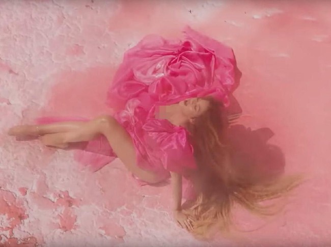 Beyonce juga memakai gaun pink dengan ruffle yang dramatis.  (Foto: YouTube)