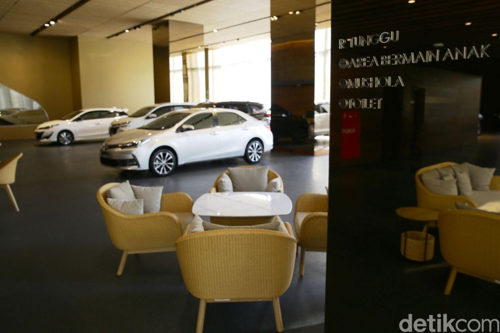 Salah satu diler mobil Toyota di Indonesia, Auto2000 meresmikan diler di kawasan bintang Jakarta, Jalan Sudirman. Diler ini boleh jadi merupakan yang termewah di Indonesia.
