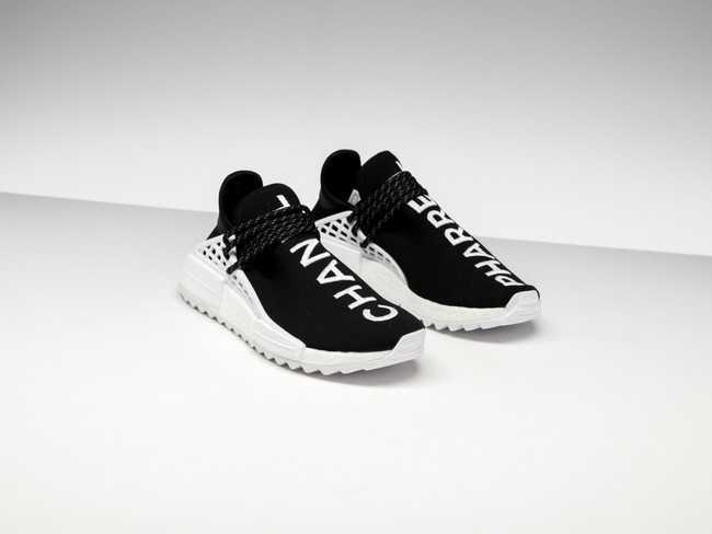 Dari jajaran produk Adidas, ada sepasang sneakers monokrom bergaya slip-on buah kolaborasi Pharrell Williams dan Chanel. Sneakers ini berpotensi laku dibeli seharga US$ 50 ribu atau Rp 700 juta. (Foto: Dok. Sothebys)