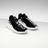 Dari jajaran produk Adidas, ada sepasang sneakers monokrom bergaya slip-on buah kolaborasi Pharrell Williams dan Chanel. Sneakers ini berpotensi laku dibeli seharga US$ 50 ribu atau Rp 700 juta. (Foto: Dok. Sothebys)