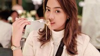 Wanita yang sempat jadi pembawa acara ini sedang menikmati pasta. Udang yang kenyal juicy nampak jadi toppingnya. Foto: Instagram anyageraldine