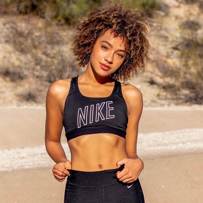 Setelah beberapa tahun menjadi penari profesional, Djaniel kedua kakinya menderita cedera traumatis dan telah bergelut dengan kondisi medis mendasar yang belum didiagnosa, ungkap caption Instagram Sport Illustrated. Foto: Instagram @djaniiel