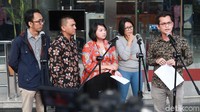Hadir dalam keterangan pers tersebut, (kiri-kanan) pengacara Novel Baswedan, Arif Maulana, Ketua Wadah Pegawai KPK Yudi Purnomo, akttifis KontraS Putri Kanesia, Manajer Kampanye Amnesty Internasional Puri Kencana Putri,  dan aktifis LBH Jakarta Alghifari Aqsa.