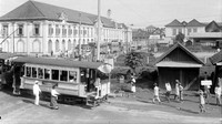 Memasuki 1899, trem listrik mulai hadir di Batavia dan mengalahkan pamor trem uap. Trem yang dikelola oleh perusahaan Electriche Tram Mij ini memiliki rute yang berbeda dan lebih banyak dibandingkan trem-trem sebelumnya. Trem listrik beroperasi dalam lima jalur, diantaranya Menteng-Kramat-Jakarta Kota, Senen-Gunung Sahari, dan Menteng-Merdeka Timur-Harmoni. Dok. Wikipedia/Tropenmuseum  