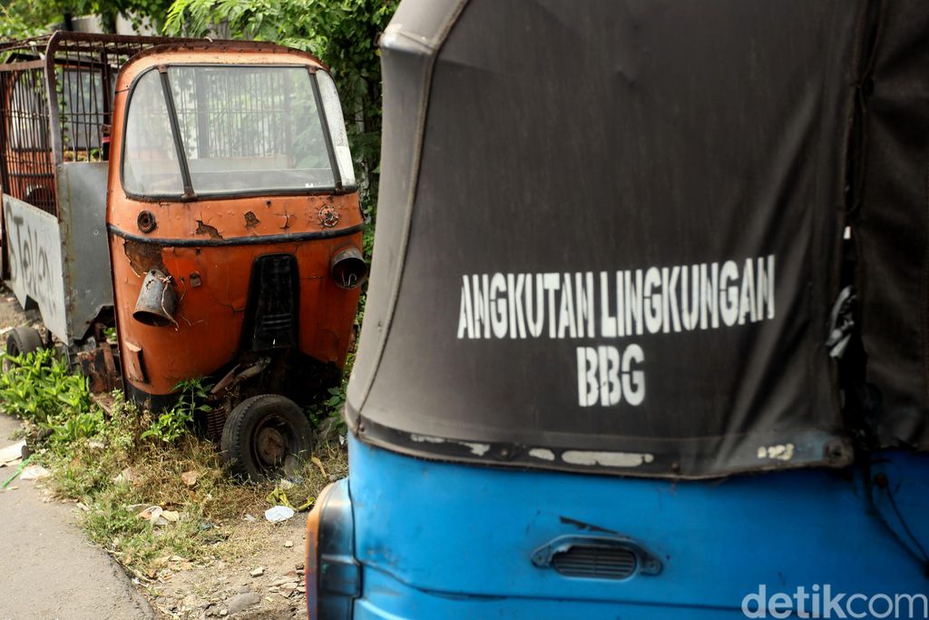 MRT, LRT, TransJakarta hingga ojol terus memanjakan konsumennya. Namun, bajaj yang usianya lebih senior tetap bertahan. Yuk, intip 'rumah sakit' bajaj di Jakut.