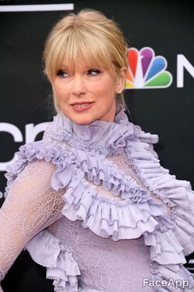 Taylor swift mengedit fotonya saat menghadiri Billboard Music Award 2019 dengan aplikasi FaceApp. Taylor tetap memesona saat menua ya. Foto: dok. buzzfeed