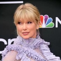 Taylor swift mengedit fotonya saat menghadiri Billboard Music Award 2019 dengan aplikasi FaceApp. Taylor tetap memesona saat menua ya. Foto: dok. buzzfeed