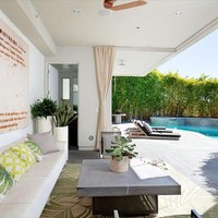 Lounge yang berhadapan langsung dengan kolam renang juga jadi tempat sempurna untuk relaks. Foto: Dok. MLS Multiple Listing Service