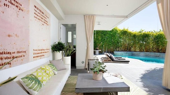 Lounge yang berhadapan langsung dengan kolam renang juga jadi tempat sempurna untuk relaks. Foto: Dok. MLS Multiple Listing Service